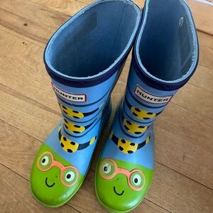 Hunter Kids Blue and Green Caterpillar Rain Boots with Yellow Bee Accents